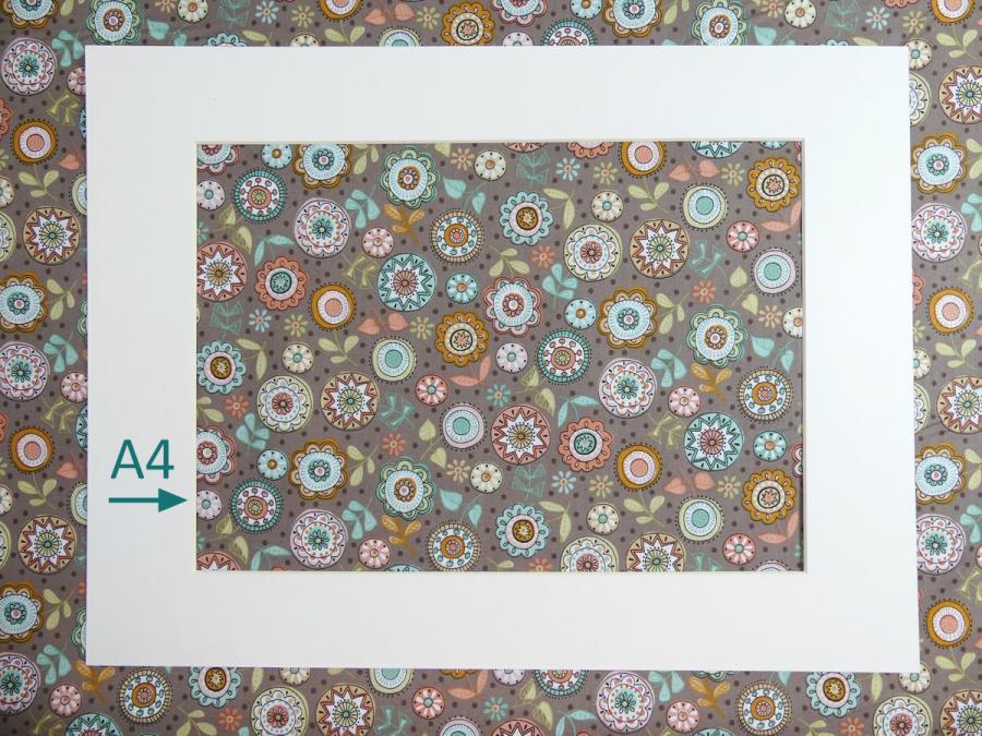 Patchworkstoff aus der Serie Doodle Days mit Kreisen und Blumen auf taupe farbenen Untergrund von Makower. A4 Ansicht